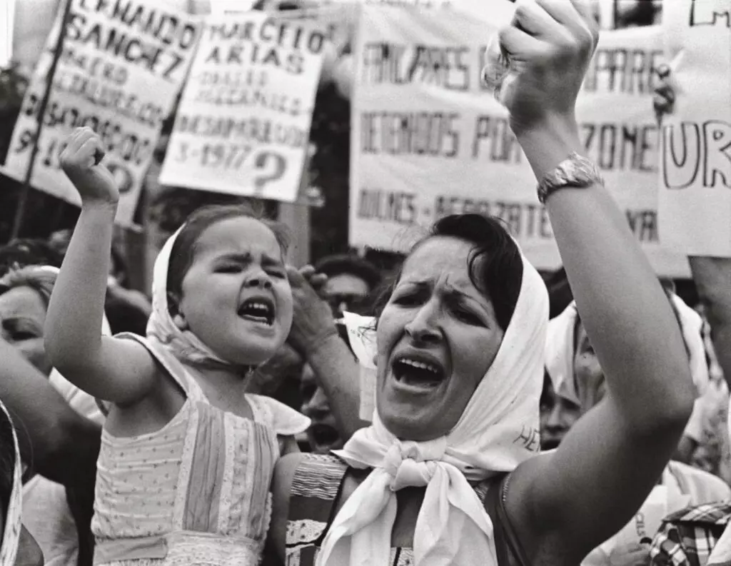 4 Mae e filha protestam na Plaza de Mayo em Buenos Aires 1024x793 1