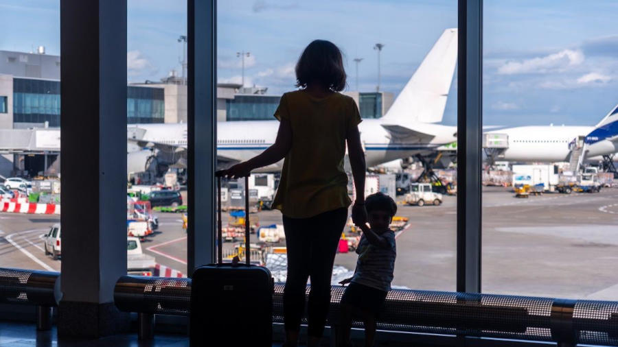 mulher crianca aeroporto2